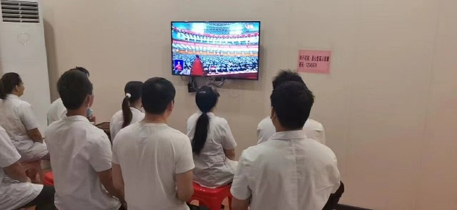 图为广西残联盲人协会集中收听收看现场